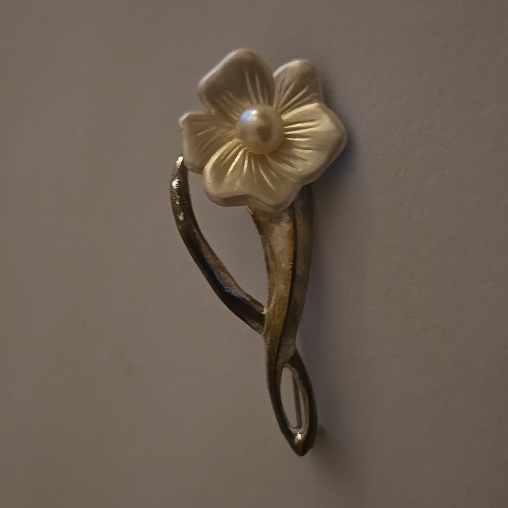 Vintage Silver and Cream Floral Brooch - Picture 4 of 6